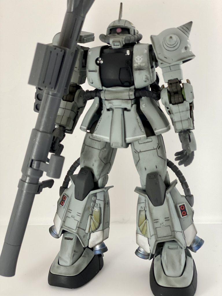 MS用バズーカA2型とフロントショット全体的に軽くウェザリングカラーで汚しエッジを強調しバーニアノズルには青焼けと赤焼けを混ぜ使い込まれたチタン焼けを目指しました