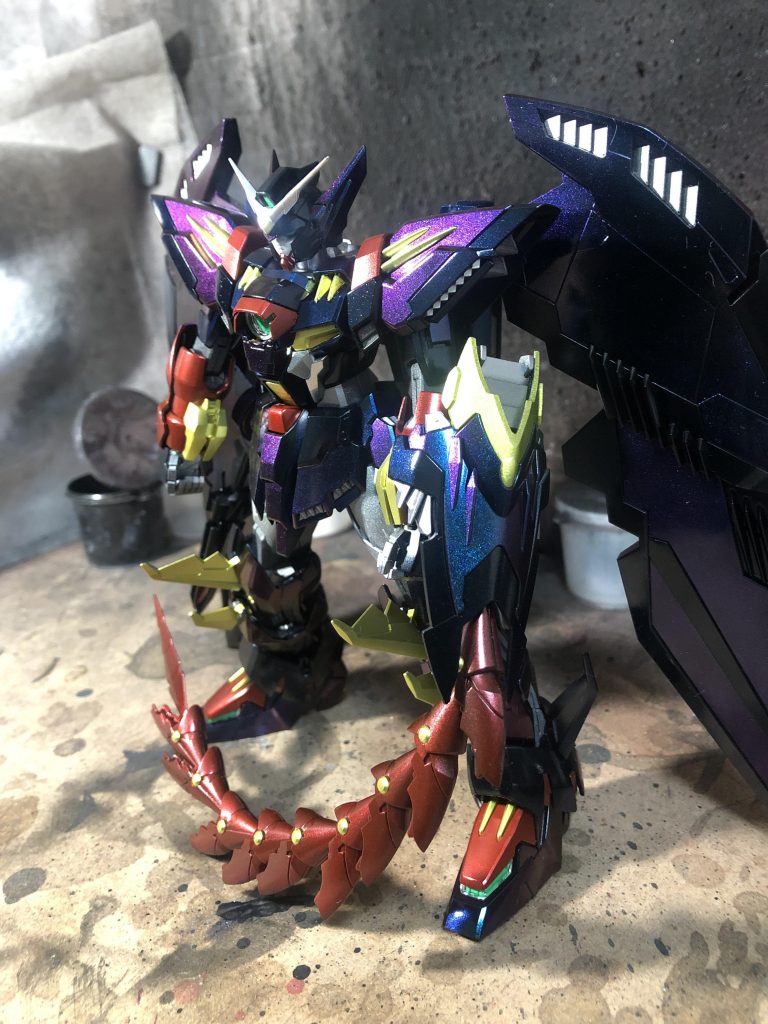 横向きシールド、肩アーマがとても偏光がよくわかりますね。