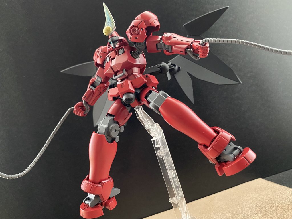 ブリガンディア モードアンドヴァリ ブリガンディアの背部に、まるで悪魔を彷彿とさせる、翼状のフライトユニットを装着した状態。これにより、本機は空中と言う戦場を手に入れることとなる。この状態の本機をバルトは、「アンドヴァリ」と呼称する。