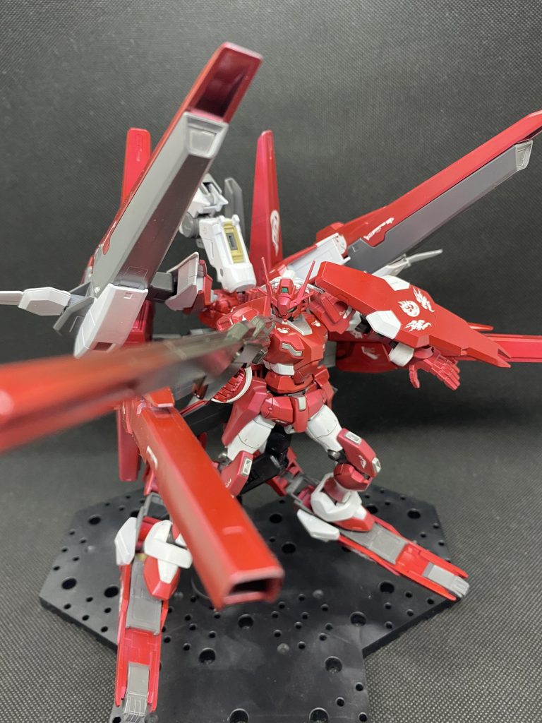 全体をシルバー下地のクリアーレッドでキャンディ塗装。ツヤツヤボディーです