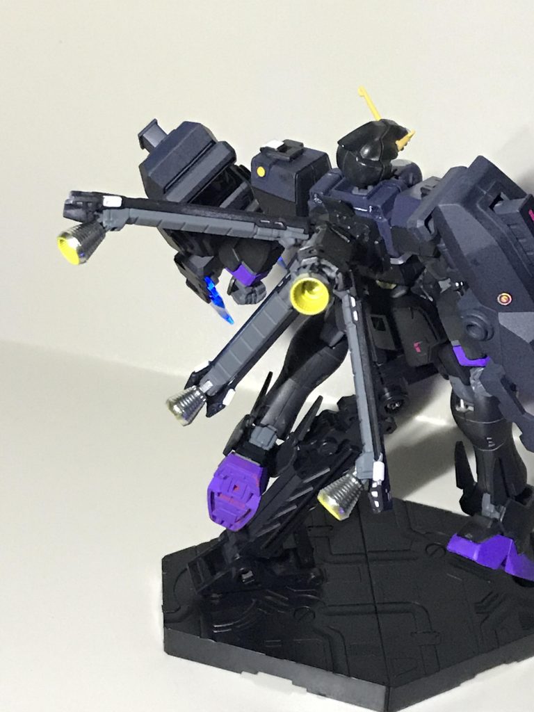 バーニアは外をメッキシルバー、中をSEEDイエローのガンダムマーカーで塗装。メッキシルバーは地元の模型屋で購入したのですが、予想以上にピッカピカになってビックリしました。