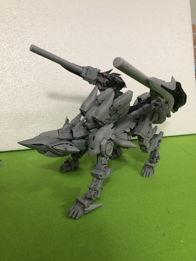 サフ〜砲身がプロペラントタンクなのが丸わかりですね、これは友人の案を丸パクr。。。インスパイアしたものです(笑)プロペラントタンクのスラスターとシールドのジオンマークは削り落としてます、コレもどう処理するか悩んだところでした。