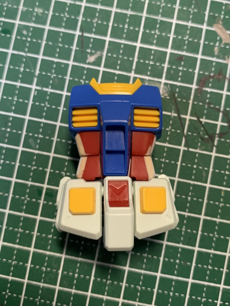 制作工程です。胴体は元のキット状態では細すぎるように感じたのでプラ板を貼り、太くしています。