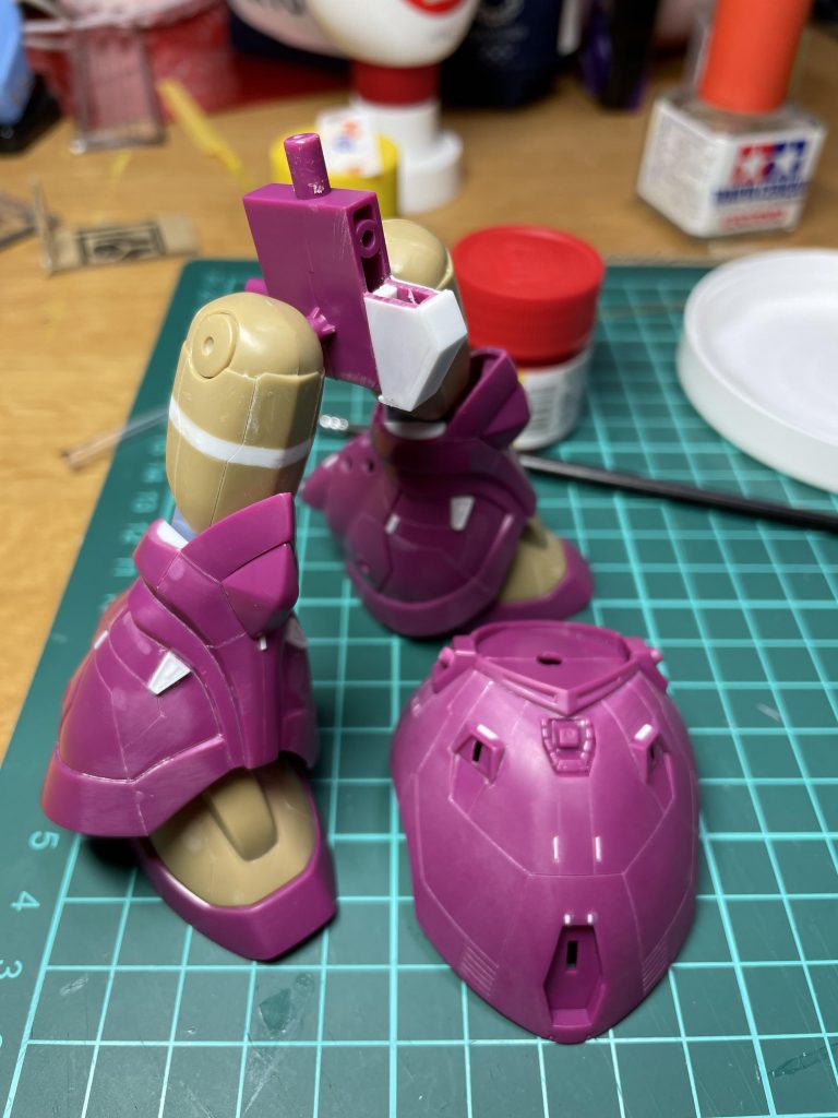 腰&両脚:モモを2ミリ延長。腰内部の分割位置を変更。スラスタの自作、股間ブロックの大型化、スジボリとディテールを追加しました。ネットで拾ったこの分割にすると組み立て中に関節ポッキンになりづらいのでオヌヌメです(^^)背中:ほぼデフォルト。スラスター(背中以外も)をほぼ全てHGキットのジャンクスラスターにおきかえています。タンクのカラーは変えました。武装:ライフルのバイポもどきを独立化。それ以外はそのまま。カラー:タミヤスプレーのラベンダー、ダークイエロー、ジャーマングレーで塗装。