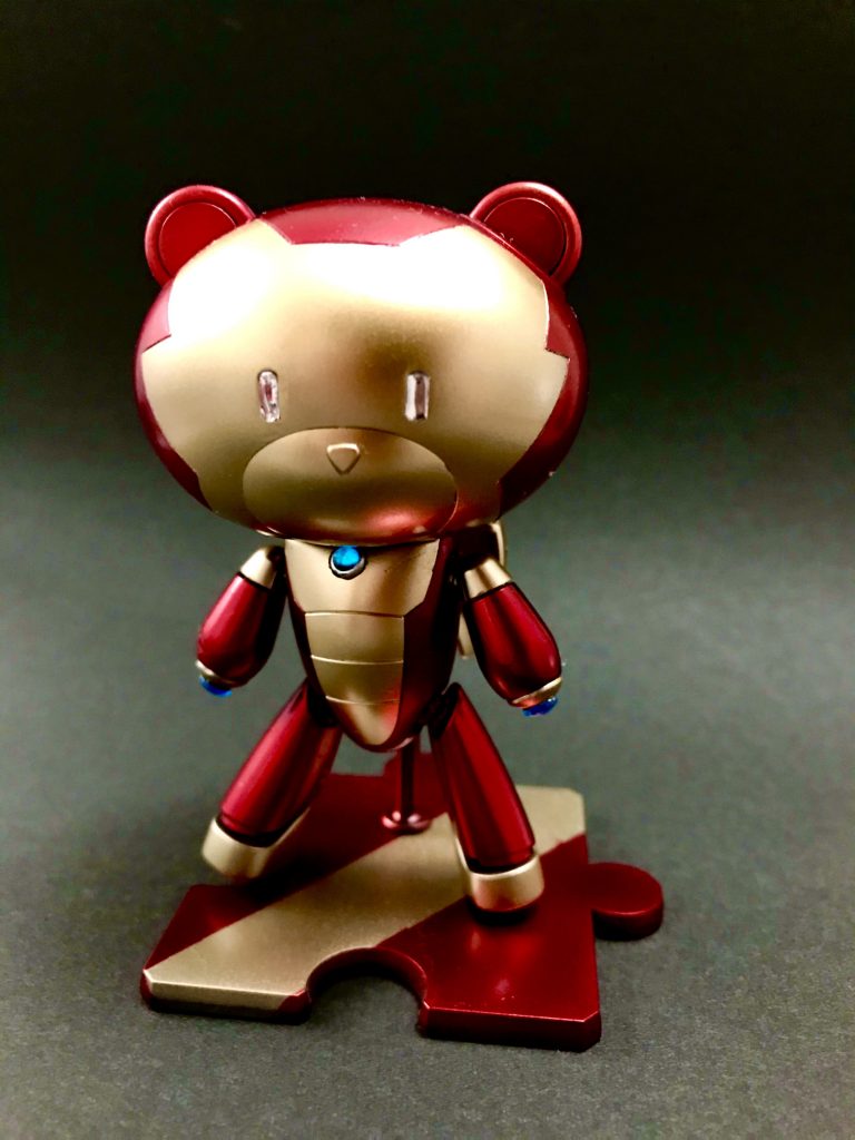 まずはアイアンマンカラーのプチッガイ。よくあるカラーですが、胸部に開口しコトブキヤの丸モールドを器にHアイズを収めることでアイアンマンのアークリアクターを表現しました。両目はシルバーのラピーテープを目に合わせてカット、レジンを塗布し硬化させることで剥がれ落ち防止と角度によって輝きが変わるようにしています。