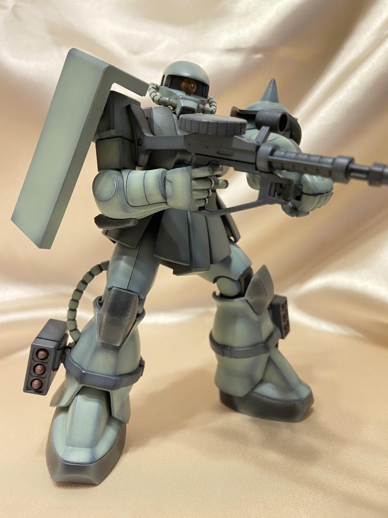 マシンガンを構えられる様、腕のパーツは動く様になってました