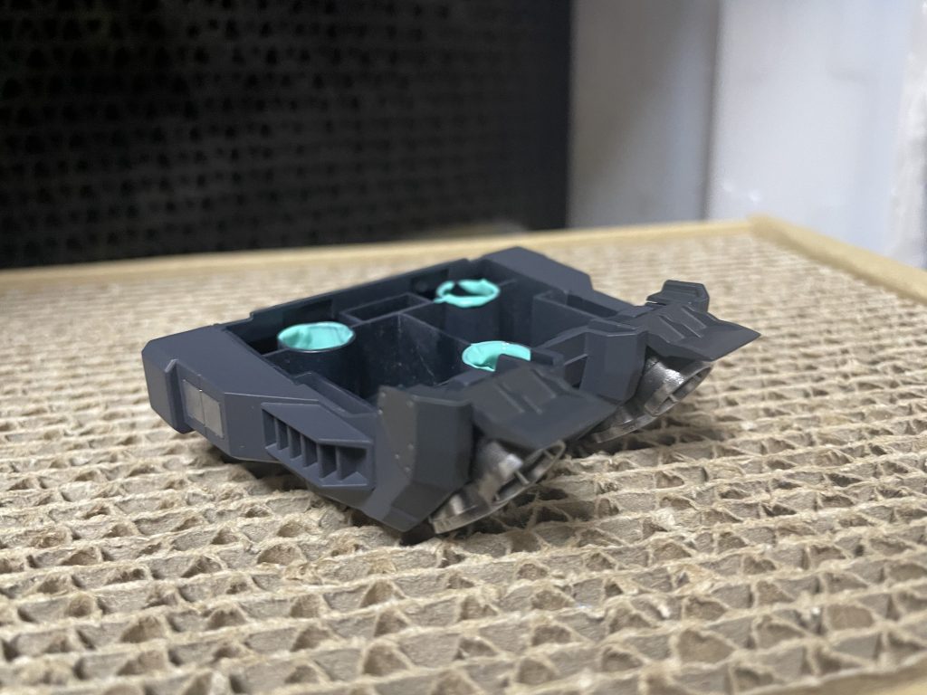 クリアランス処理にマスキングゾル使ってます。もともとグロス成形でパーツがキツいため接続部分は全部やりました。マステだと時間かかるしそこそこな使用量になってしまうためこっちのがお手軽。