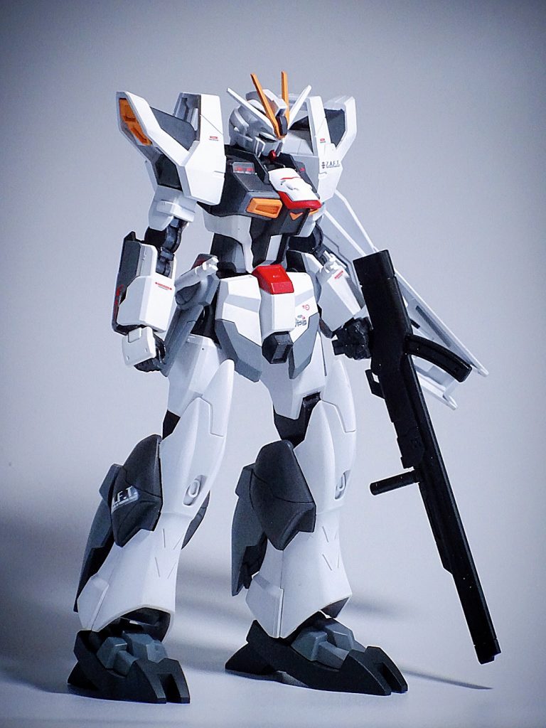 まずは本体。カラーリングがνなのは、元々はインパルス×νのミキシングで制作を考えていたため、その名残になります。フェイクνのゴツめな脚の違和感を無くす為肩をアメイジングストライクフリーダムの物を使用し、シルエットのバランスを下半身に取られないようにしました。