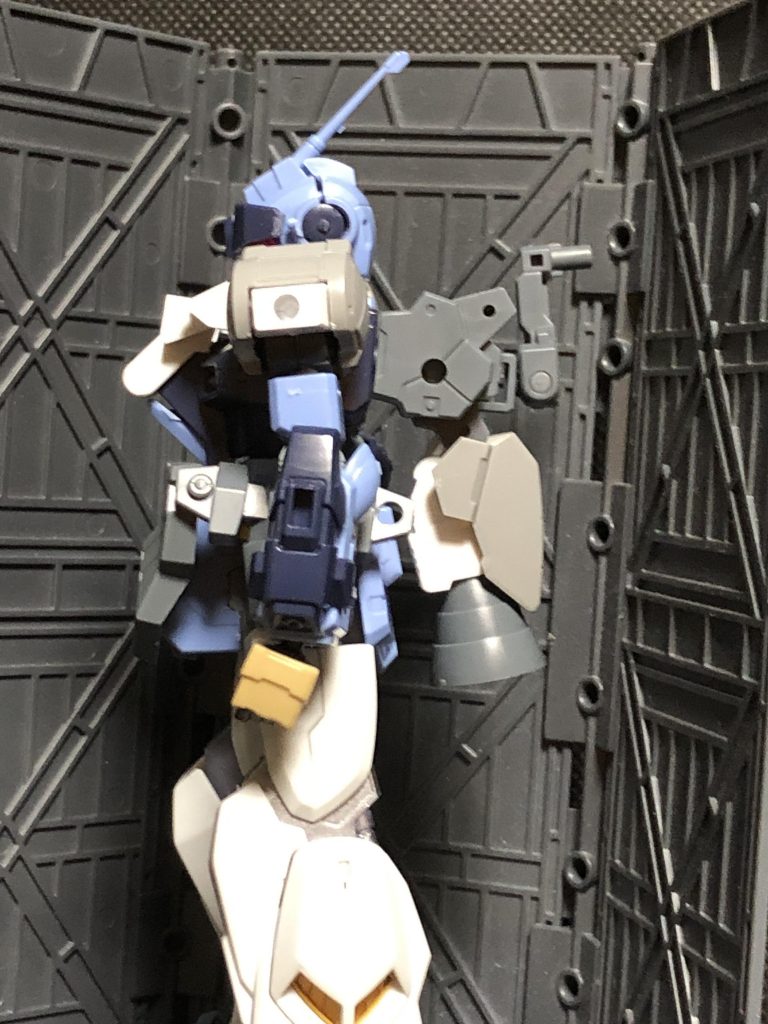 改造プラン考え中の状態、かなり30MMのパーツに助けられました。バックパックのブースターはジェガンブラストマスターのジャンクから、下半身はガンダムマークⅡから拝借。制作の途中でバイザーを外してチンガードを付けようと思いました。因みに頭部は一部蛍光塗料で塗ってるので目とかが青く光ります。武装はバンダイ製フルメタのプラモから武器を拝借!!180mmキャノン改は30MMの武器と混ぜて作りました。最初に蛍光塗料で目光らせた人はさぞ唸ったろうなぁ。かっっけぇえええええけ!!!て