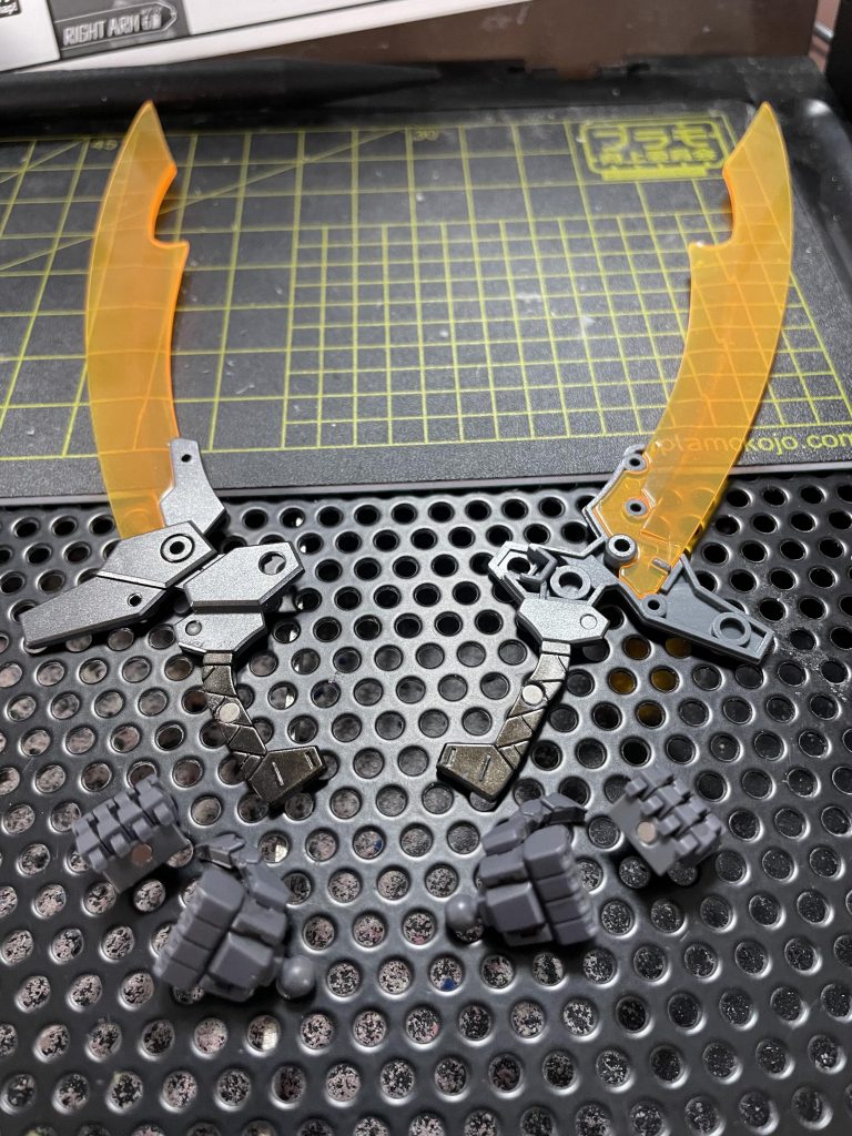 その影響で剣がうまく持てなくなったのですが、武器持ち手と剣の双方にネオジムを仕込む事で無理矢理解決しています。また、GNマグナムについてはエナメル侵食を活用して開口しました。羅刹金砕棒も開口すれば良かったのですが、12個の棘を尖らせた上に接着・合わせ目消しまでした後で気付いたのでやってないです。