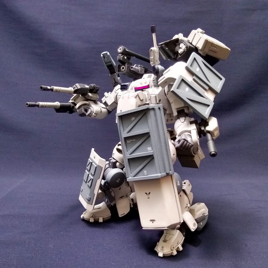 左足・左肩のシールドは二重構造でネオジム磁石で動かせます。左足のは3段階調整となってます。200mm滑腔砲は折りたたみ式で少しだけ長砲身化、肩キャノンしたついでに左肩はミサイルコンテナ載せました。コトブキヤ・ゾイド、RGガンプラなどを使っているので贅沢仕様です。ゾイドのビームガンがめちゃくちゃかっこいいので、機会があれば最高のミキシングパーツなので是非おすすめです。