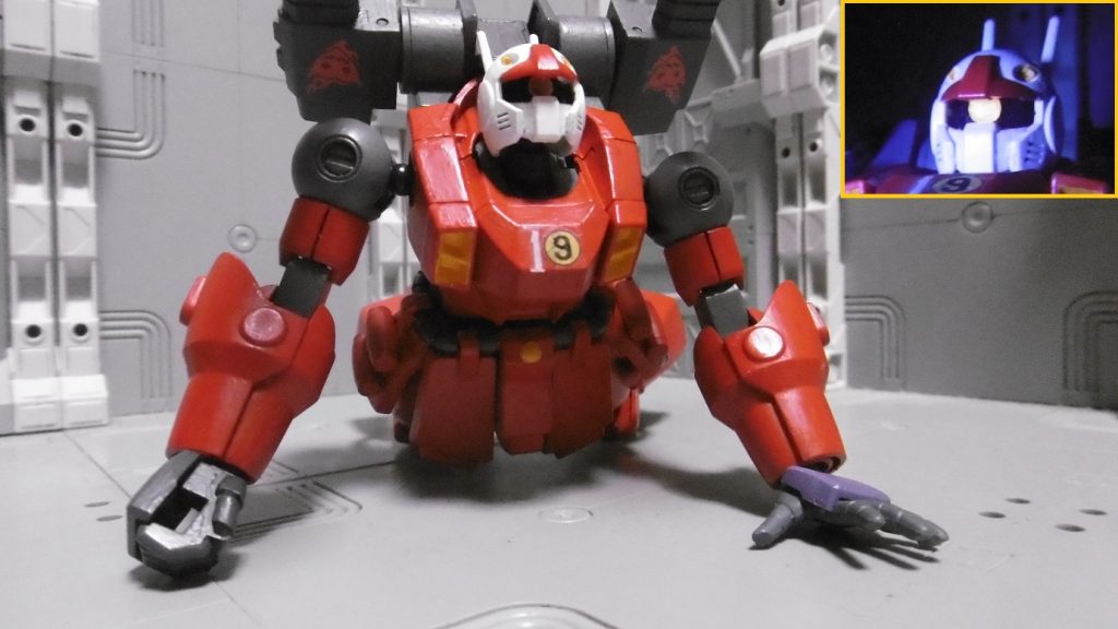 今回も頭部動力パイプ表現をオミットし、ガンキャノン頭部にザクの中身が埋め込まれている設定に。省略したおかげで上を向けるようにも。頭部バイザーを外してH・アイズ2.8mm径を接着しているため、ブラックライトに反応します。ドムトルーパーの平手は左手にしか付属していないため、砲撃姿勢でこうなる事も分かっていたので平手は塗装しませんでした。メモリアれぬアクションどころか、悔しがっているようにしか見えませんね。