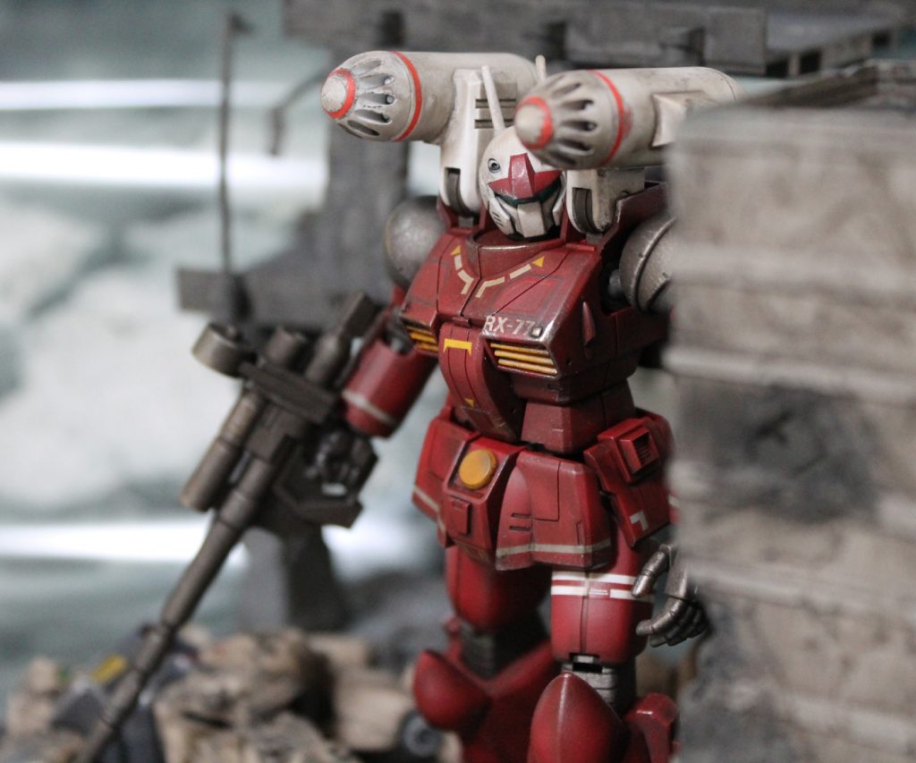 カイ『あいつらぁ～！　この部隊をやった奴らか』　　　ビルの陰から覗き込もうとするカイ！