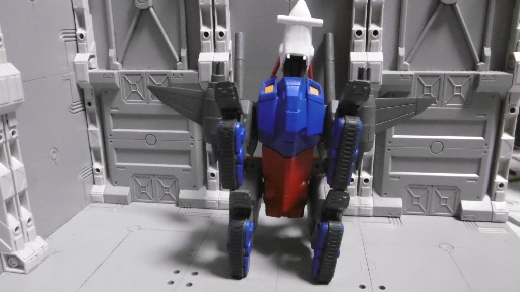 下から。後ろ半分をレッドに。下地成型色は暗めでも、前作より塗り重ねに苦労しませんでした。