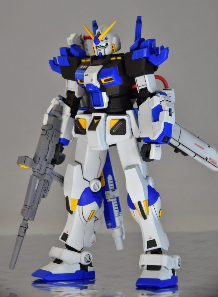 ノーマル状態では肩部の増加装甲を外します。後ろのプロペラントタンクも本当は外れてます。