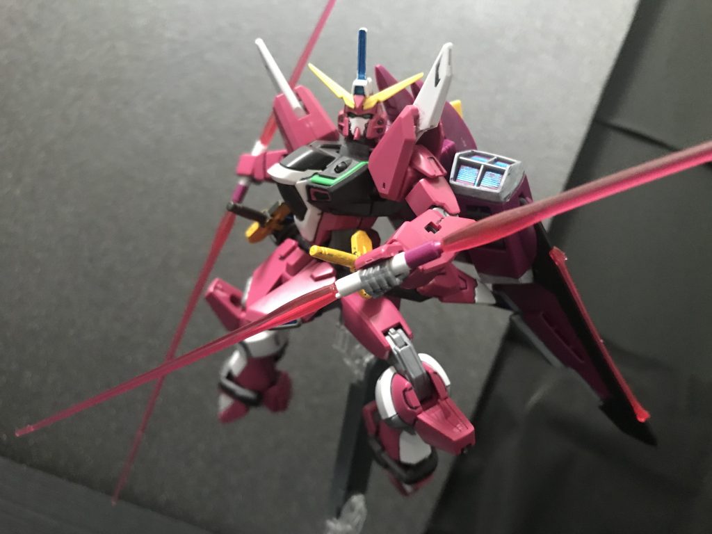 後ろのビーム砲はビームサーベルになります!なんとぉーでは言いますなんかちょっとだけ…ちょっとだけだけど…なんか肩の可動低くないですか?      (はいフォロワー30人減った)