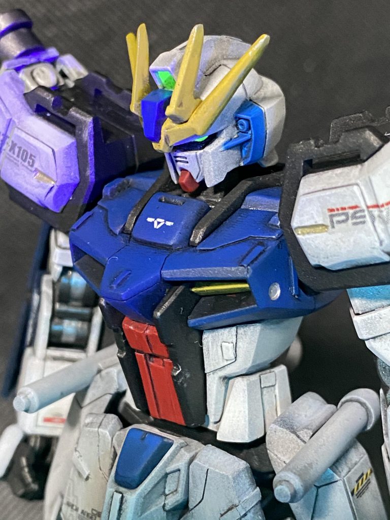 カメラ部には栄光色を使用しているのでブルーライトで光ります(*^ω^*)これが楽しい。デカールはHJの雑誌から作例を参考に真似して貼り付けています。