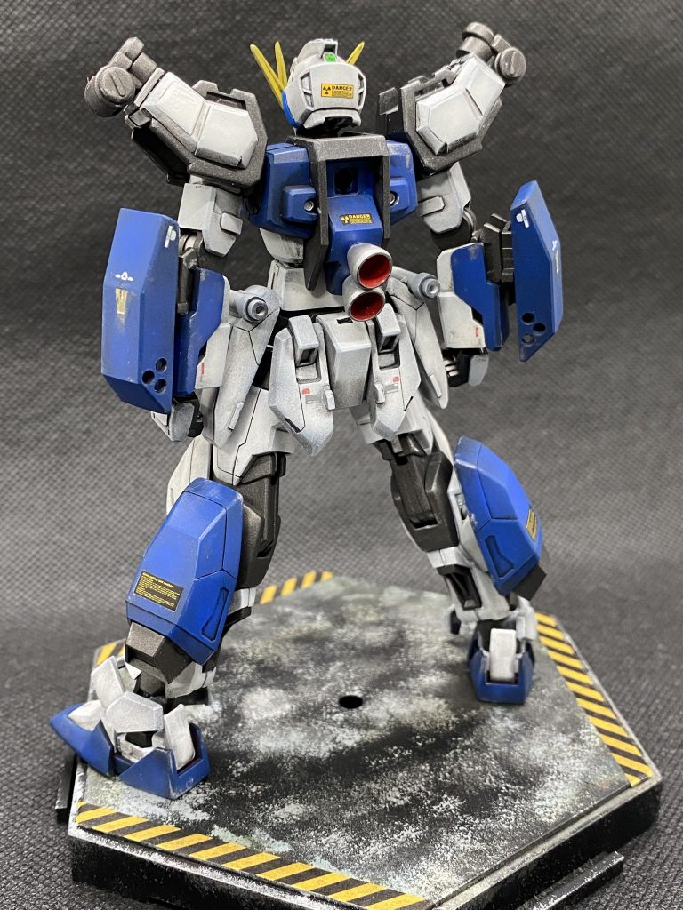 背面。スラスターはパテで埋めて上からバーニアを取り付けています。これで少しは宇宙世紀っぽさが出たかなーと。腕部ガトリングはパワードアームズパワーダーからの流用。腰サイドアーマーと脚部はウィンダムからパーツを流用しています。内側はパテで裏打ち。正直ポン付けなので割とお手軽改造です。