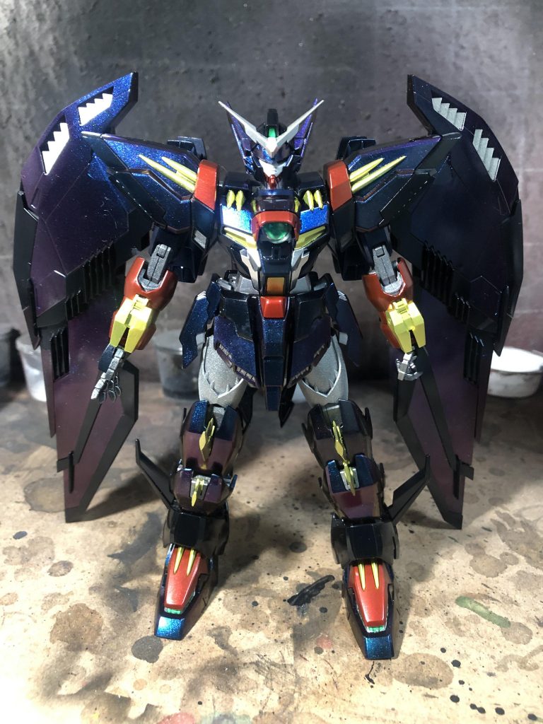 デカールを貼る前の正面画像全体がネイビーです。