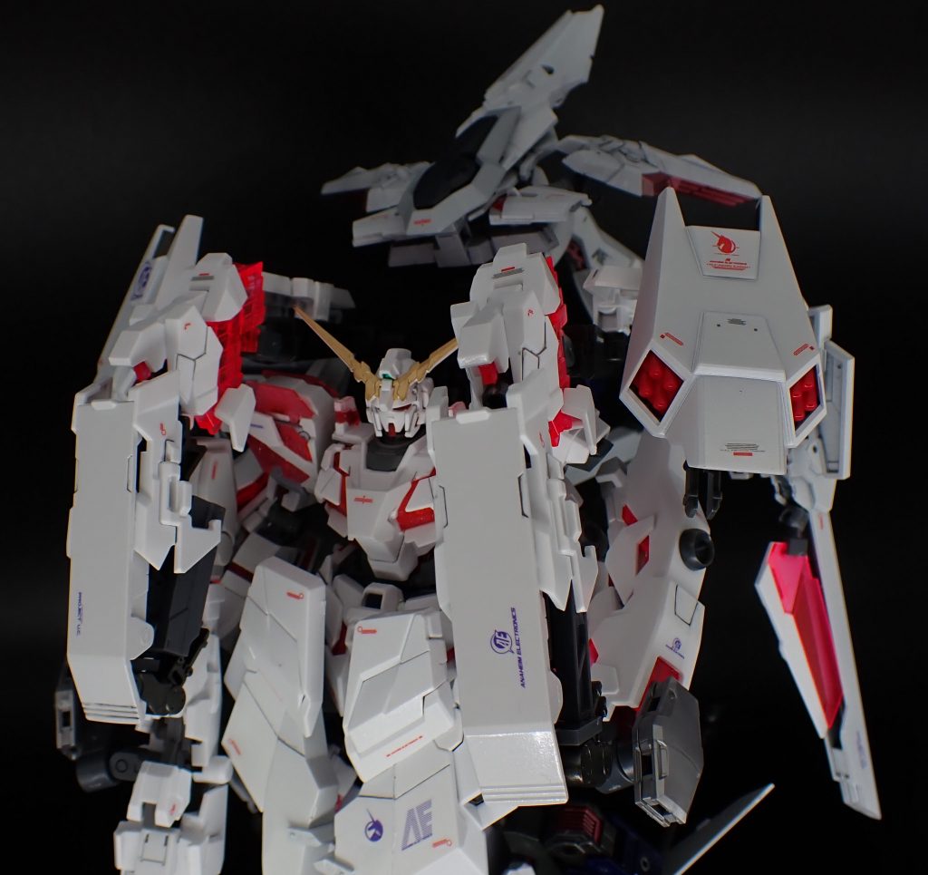 前方に配されたアームユニットは防盾としての機能の他、サブアームとしても使用可能。