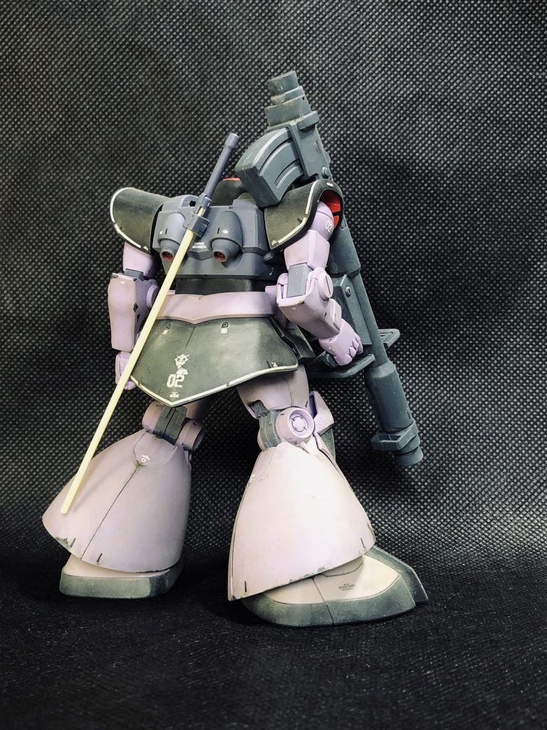 前後の立ち姿はこんな感じです。ラケーテンバズになっているのは気にしないでください。ドムの改修箇所は頭の下部を2ミリほど削り込み、足首を3ミリほど延長して少し足を長くしてます。その他は合わせ目消し程度でほとんどキットのままです。