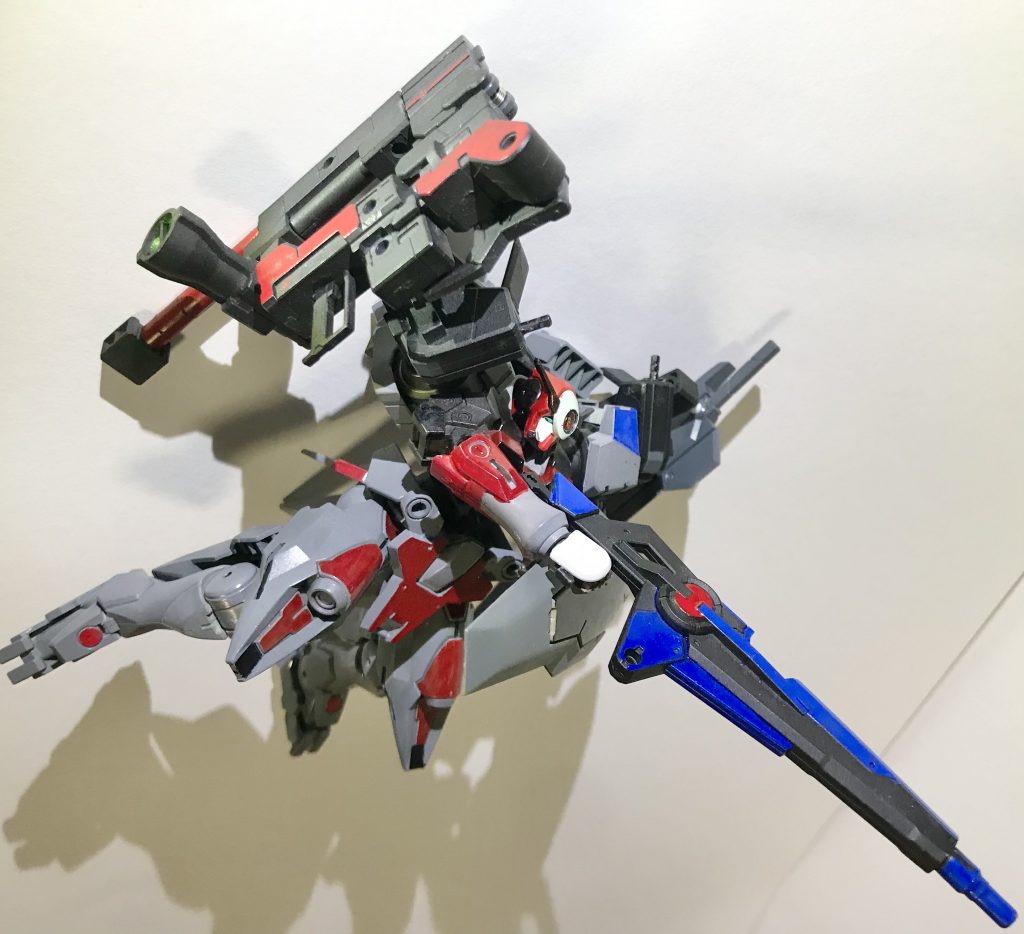 重要施設の警戒や哨戒行動など主力機としての運用用途を優先し稼働時間の延長を図ったGN-XⅢと違い本機は高い粒子出力で単体の敵(ガンダム)を素早く制圧する短時間での運用を主目的としている。その為大型で高威力の武装構成となっており、旧イノベイド勢力のフラッグシップ機「リボーンズガンダム」と同型のGNバスターライフルと生産数が少なく希少な連邦製GNバスターソード、両肩にはGN-X IVの腰部GNバルカンの代用としてGNスラスターに内蔵された新型GNバルカンを搭載している。アロウズ討伐とELS戦役を経ていよいよCBが人類の守護者として地球圏で英雄視されるようになった結果、遂に正規軍のMSがガンダムと同じ形状を取る事への心理的抵抗が解消され、このライラプスジンクスではGN-Xシリーズの特徴であった頭部の4つ目を廃しガンダムと同じツインアイを持つに至った。しかし依然としてソレスタルビーイングが連邦政府にとって脅威である事は変わりなく、現在ライラプスジンクスを含めた複数の新型が軍の再編成と並行して秘密裏に進められている。