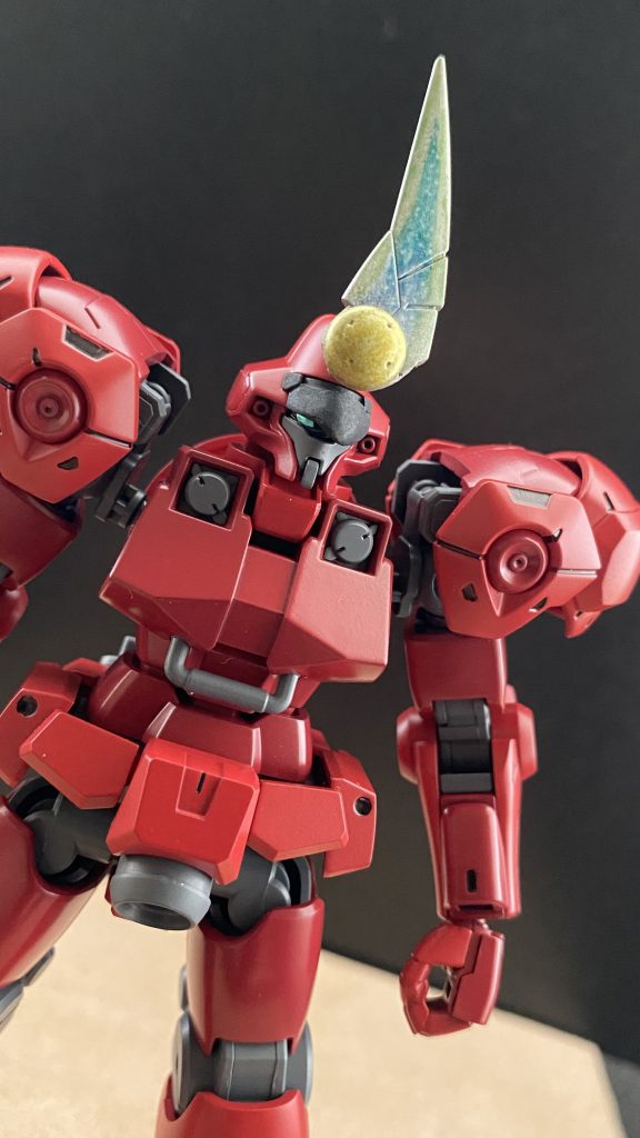 頭部はマグアナックのもの。バルトは、本来モノアイであるマグアナックのカメラアイを、一旦デュエルアイにし、自らと同じ左目を潰しアイパッチを付ける改造を施している。