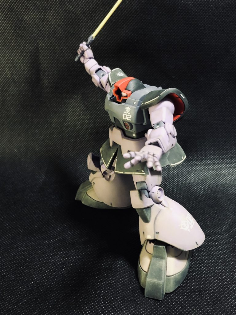 よく見るヒートサーベルで襲いかかってくるドムこのキットに付属してる躍動感のある平手はこのポーズをさせるためについてきたのだと確信してます。