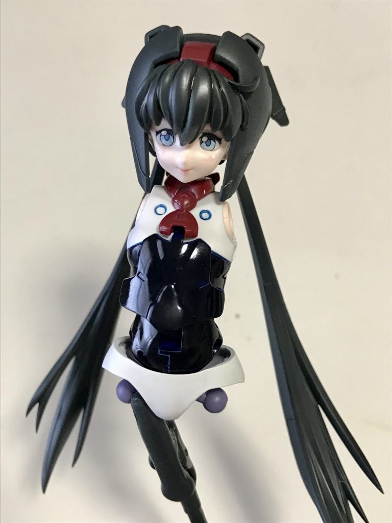 髪はネービーブルー、胴体はダークブルー、リボンはあずき色です。UVカットのためと、スク水っぽくも見えるかなと思い、濃紺にしました。ツインテールは、フレームアームズガールのスティレットXF-3の余剰部品です。後頭部に穴をあけて差し込んであります。予想通り、似合います(^^)サラの瞳は塗装することが多いのですが、今回はシールを使いました。そのままで、夏らしい色だと思います。まつ毛は塗装してあります。