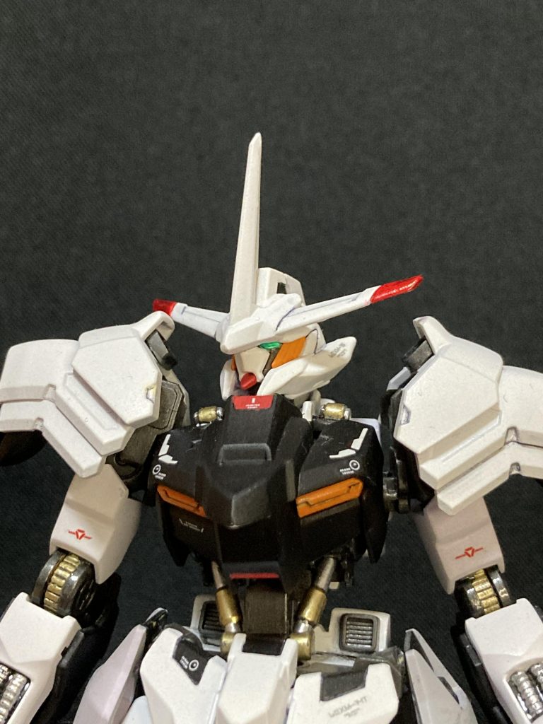 改造点としてはやはりツインアイですね。このキット、デフォルトのツインアイがめちゃくちゃちっちゃいので大型化しました。大型化にはウェーブのHアイズをメタリックグリーンで塗ってはめ込みました。