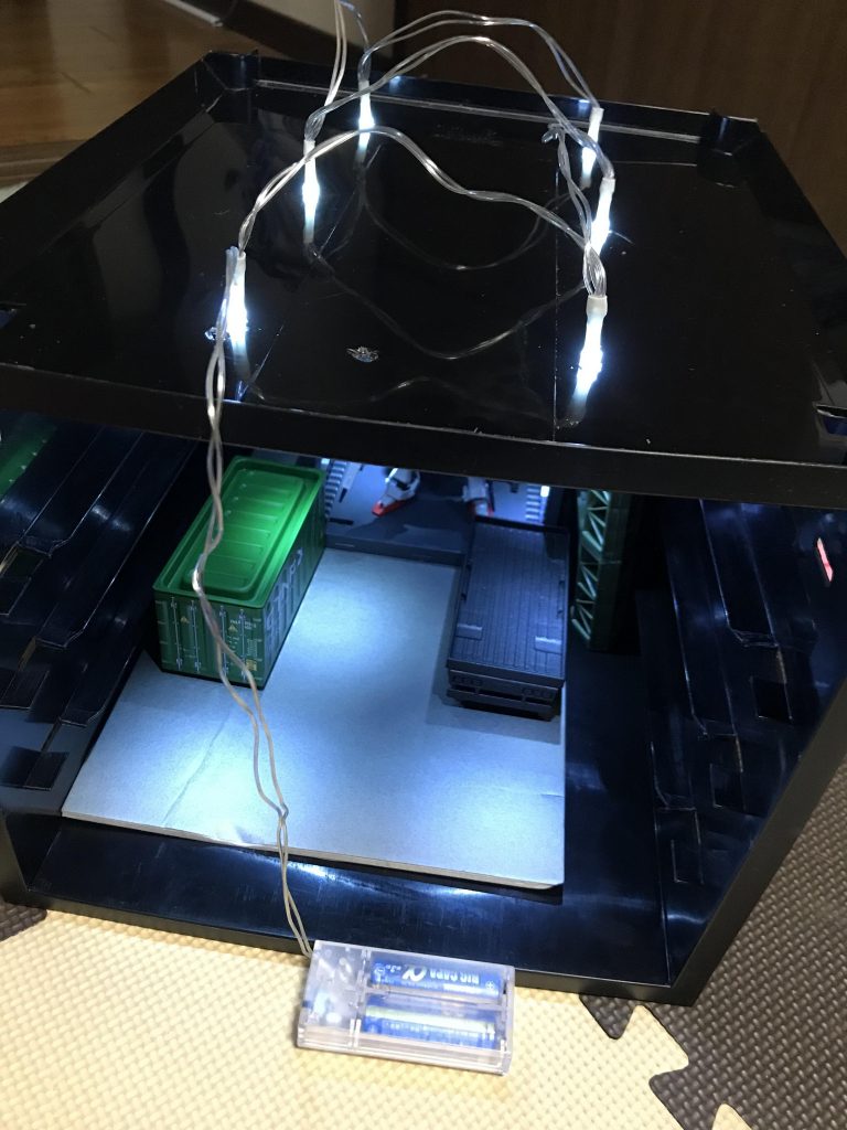 格納庫の写真は壊れた引き出しを使って撮影しました。作業としては棚を全て外した後、百均で売ってる(!)LEDユニットを天井部に挿す為、錐とニッパーで電球が差し込めるサイズに穴を開けているだけです。なので棚を入れ直せばまた引き出しとして使用可能。ホームセンター等で売ってるプラスチック製引き出しをお持ちで愛機の立ち姿撮影にお悩みの方、撮影用ホワイトスクリーン等を購入する前に一度試してみるのはいかがでしょうか?