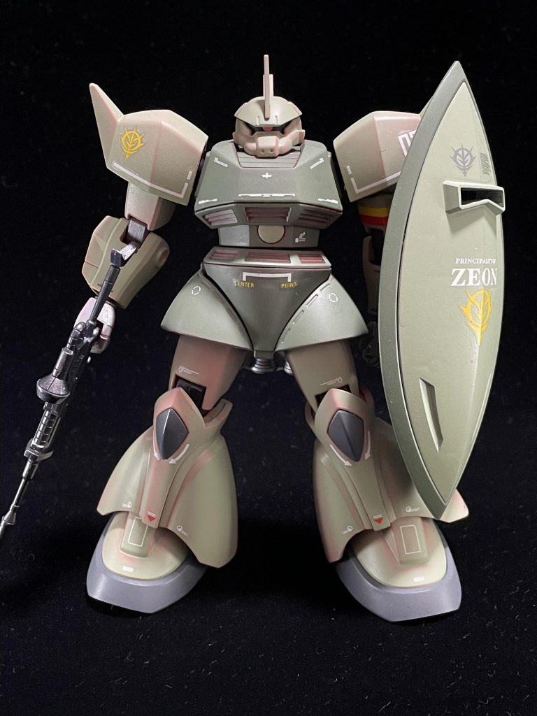 ゲルググJ、マリーネを触った後なので顔の形に違和感を感じましたが、いざ組み上げると違和感なくとけこみました。