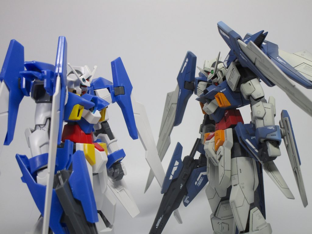 素組キットと比較(わかりにくいですが…)。首延長、腰フロントアーマー大型化、サイドPC&拳接続部PC隠し、お腹は切り離してMGっぽく整形しなおしました。足は太もも上下で延長、膝アーマー延長、つま先延長してます。ウエスト位置が少し上になりましたね。微妙な違いですが…。