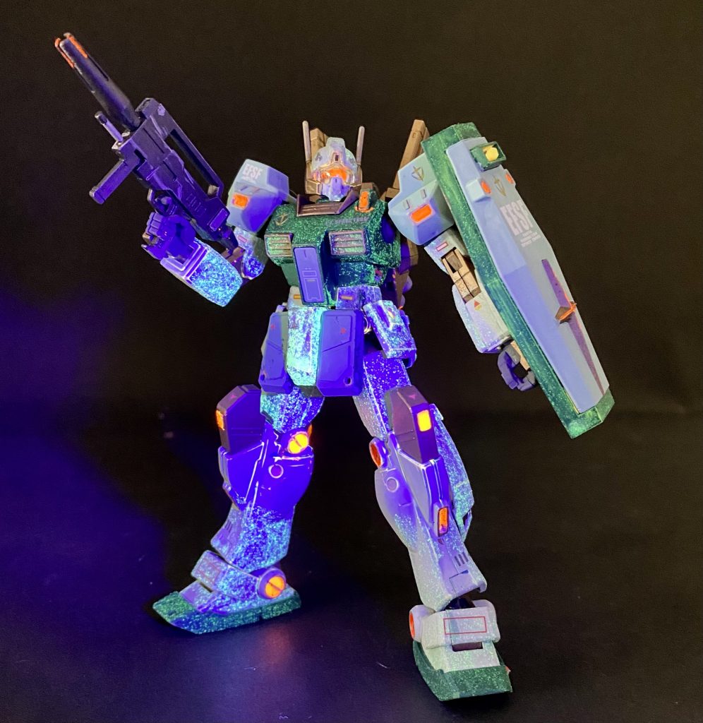 例の如く蓄光塗料を仕込みました。筆塗りでうまく行かず偏りまくってますねw逆に宇宙みたいで派手かも😆