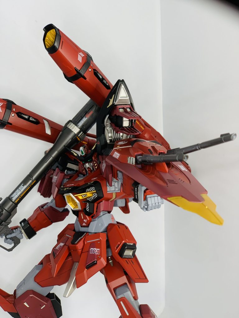 アクションポーズ。アクセントの金銀カラーは悪魔っぽさの中にもエレガントさを出せるように少な目に塗ってます。胸のダクトはお気に入りポイントです♪