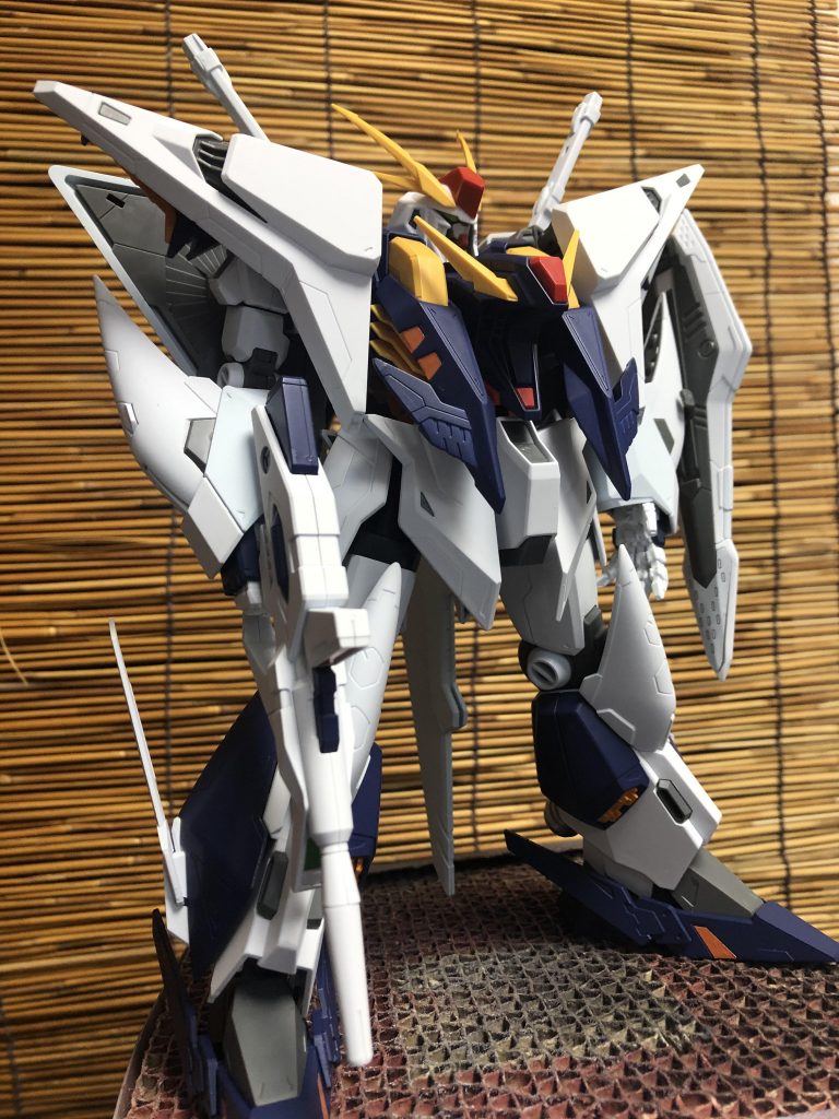 太ももをプラ板の積層ブロックで嵩上げし、腰の丈を詰めてプロポーションの変更をしています。