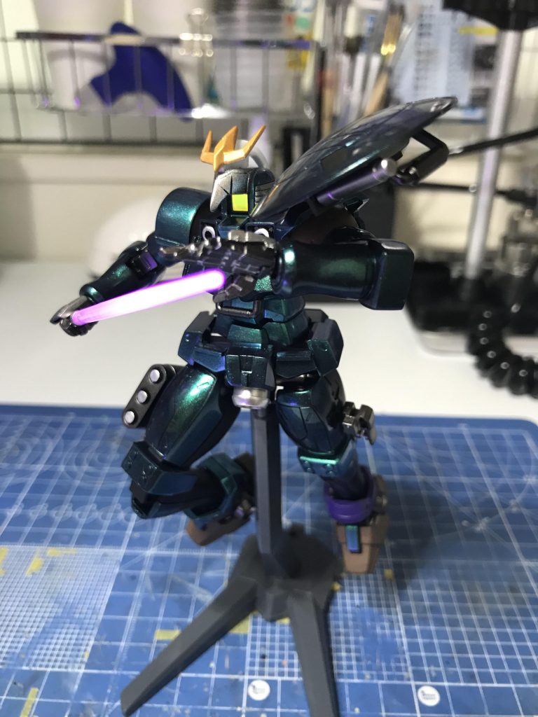 蛍光塗料のおかげでビーム兵装やメインカメラを光らせる事が出来ます。