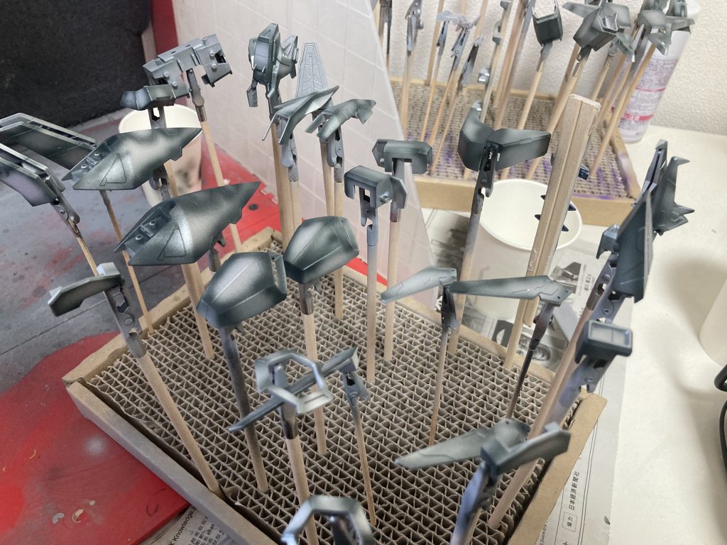 サフ1200番→シルバーで下地を作り。パーツの淵にうっすらジャーマングレーで影をつけました。白はMSホワイトにブルーを調色。青が濃いと薄いのでグラデーション塗装しています。なお写真ではあまりわからない模様。青はインディゴブルーとティターンズ ブルーを混ぜて調色。フレームはガンメタサフです。