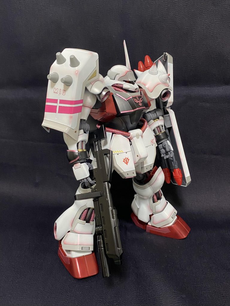 随所に筋彫りを追加。グレーの差し色。