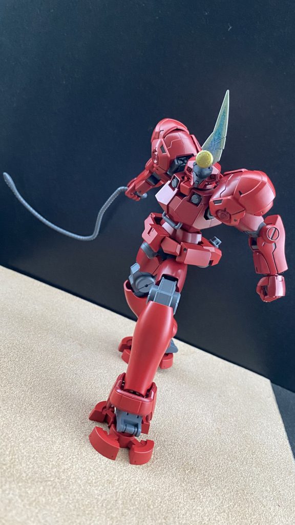 脚部ホバーにより、まるで滑るように高速機動を行う本機は、砂漠や、荒野などのフィールドにおいて、非常に高い戦闘能力を有する。