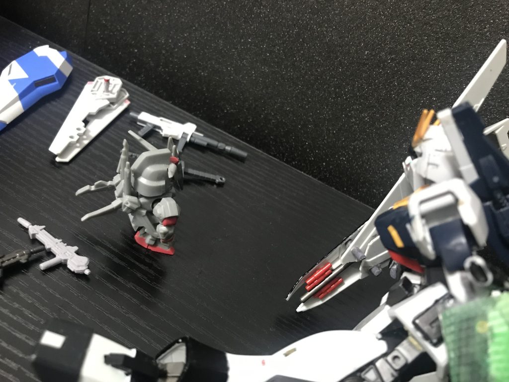 ???「武器買っていかない?沢山あ〜るよ?」νsガンダム「お…お金なくて…えーと…あなたは?」