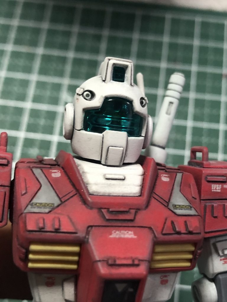 レンズはあとハメでよく見ると中にデュアルアイが覗いています