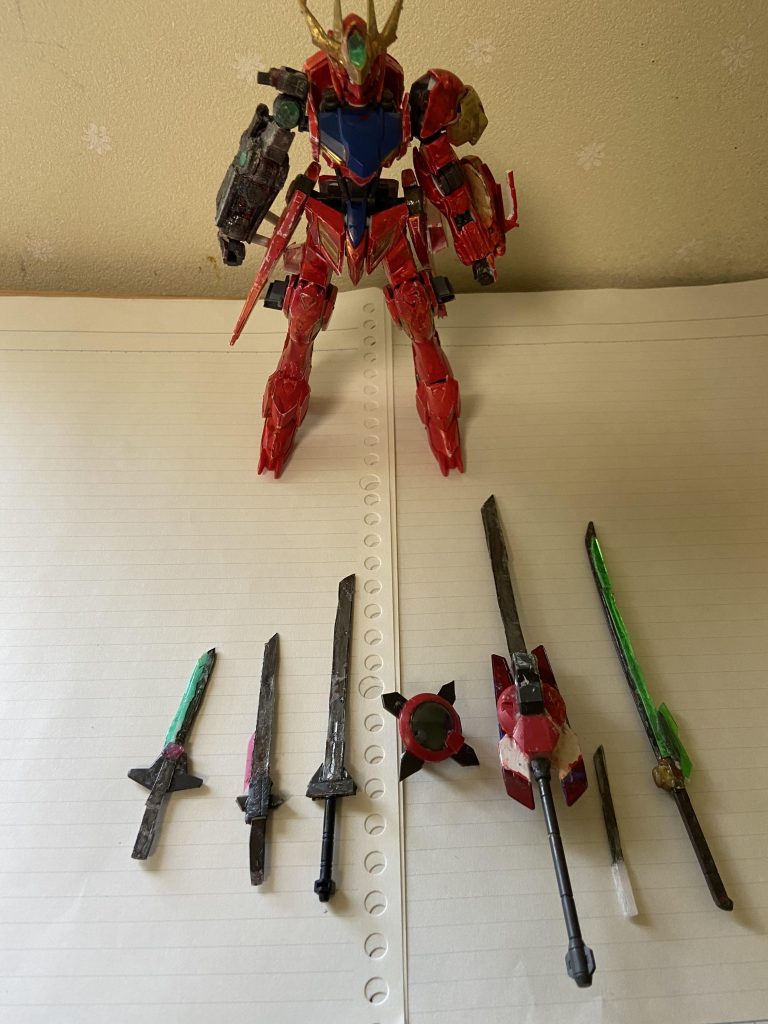 今回はエクシアの開発コードセブンソードを参考に7本の刀(1つ手裏剣が混ざっている)を武装にしている、武装GN太刀改 GN刀 GN手裏剣GN小太刀 GN太刀2粒子対応忍者刀粒子貯蔵タンク搭載大型太刀の計7本の武器を使うちなみに名前はセブンソードではなく七刀(ななとう、及びしちとう)と読む