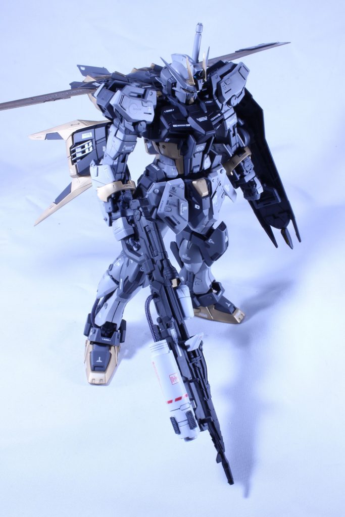 スリッパをゴールドにした瞬間にメインカラーが決まりました。実はここんとこ何作かはメインは白か黒のデカールしか使ってません。それもあってテーマ的には楽ちんでした😊