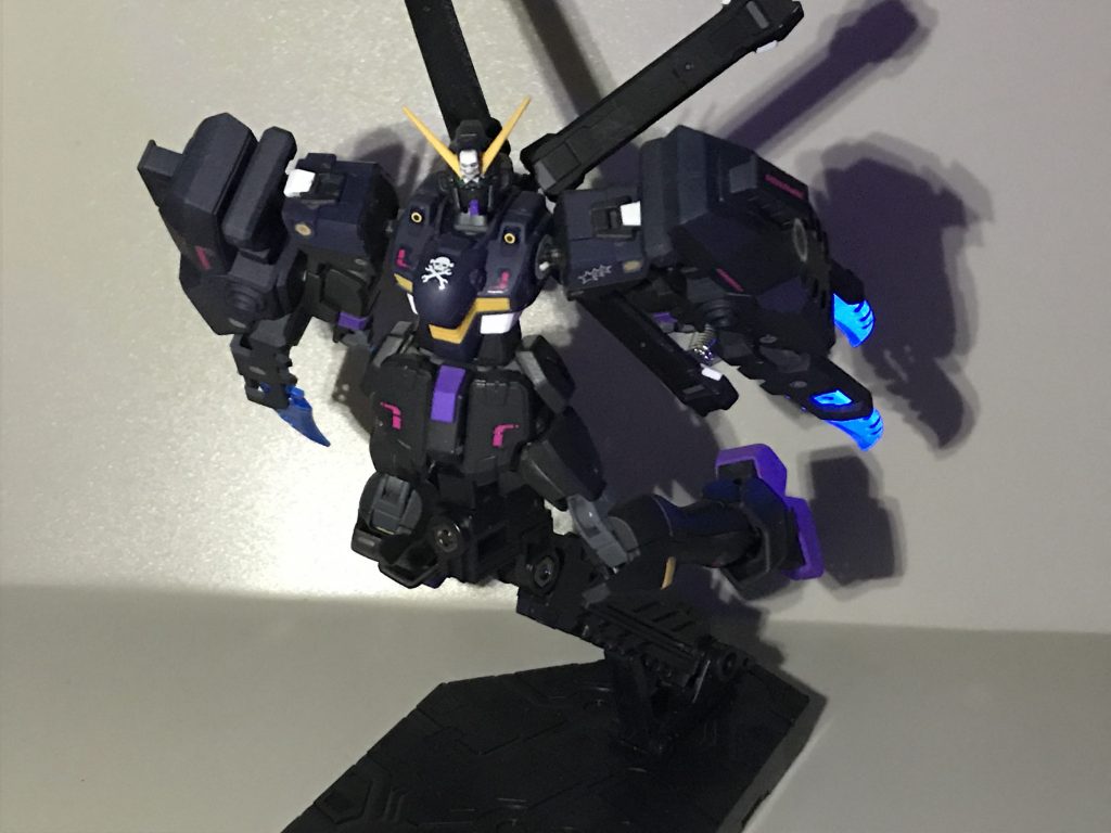 インパクトエッジが結構大きめなことに加えて、クロスボーンガンダム自体小型なので腕がめちゃめちゃデカく見えます。美玲ちゃんっぽくてかなり満足。
