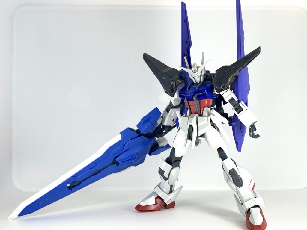 制作途中の様子。肩はビルドアカツキガンダムのが制作途中でミスして破壊してしまい、急遽イエローサブマリンでパーツだけ購入。ちなみに制作開始したのが調べたら2020年の6月ごろからでした。放置しすぎてた…。