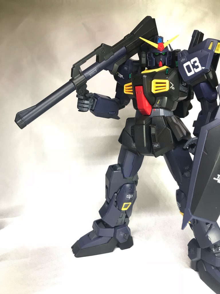 なんか、面接みたいな文章ばかりで少々お堅い話になっちゃいましたね😅Mk-IIの事ぜんぜん触れてねぇし💦さてさて、このガンダムMk-IIはMGのVer.2.0なんですが、プロポーションはかなりカッコ良いと思いました！まぁフレーム部分がABS製だったり、腰やくるぶしの可動は厳しい等、難点もあるんですが素立ちさせておく分にはどこから見ても完璧なMk-IIであると感じました👍🏻装甲のカラーはティターンズブルーの2を仕様、より黒に違い箇所は1を仕様してます☝🏻