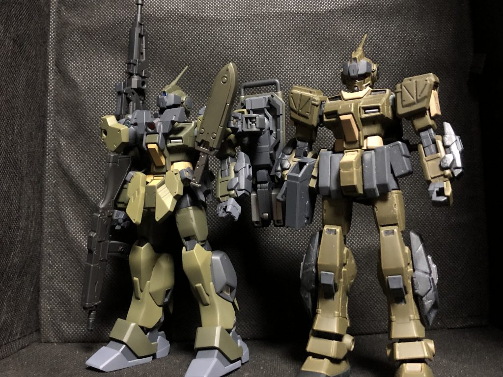 ここで登場、かつて作ったペイルライダーバビロンです。この時は塗装始めたてで荒々しい作りになってます。見ての通り大きさは逆に小さくなってます。以下オリジナル設定(重妄想パート2)バビロンに搭載されたバビロンシステム(即時状況処理安定装置)は大雑把に言うと、どんな時も冷静な判断が出来る頭になり戦場を支配する。バビロンは権力者とか支配者という意味らしくこの名前にしました。機体を起動した時点で発動されるので目の色が変わったりとかはしない設定です。ペイルライダーバベルになってからはシステムは外されており、ツインアイは紫から青になっている。連邦にもネオジオンにも所属しないため、戦場を混乱させるという意味を込めて改修後はペイルライダーバベルと言う名前になりました。