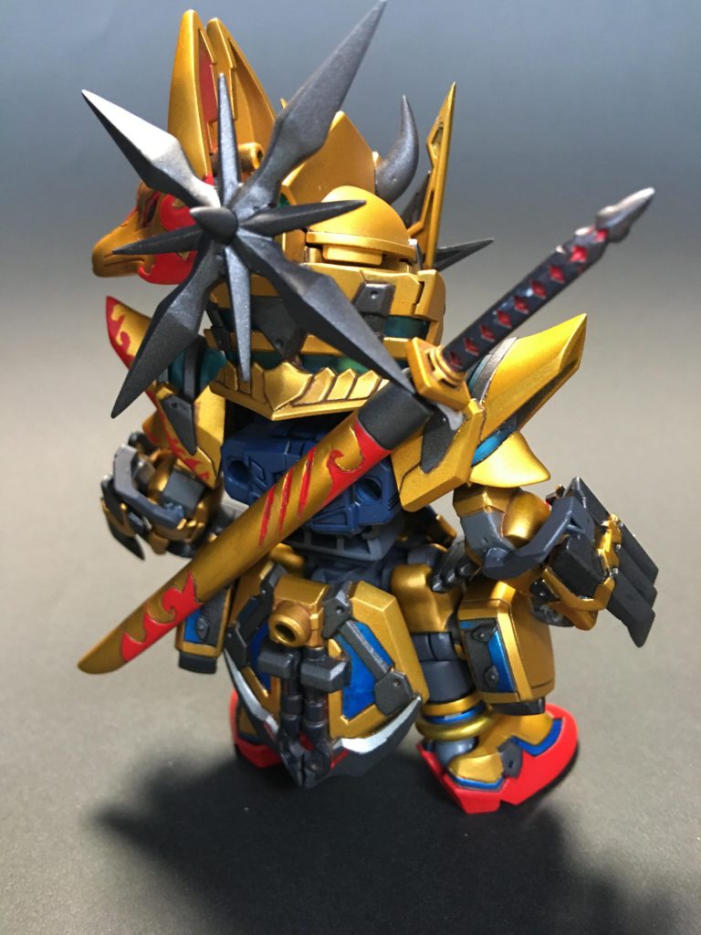 相変わらず塗り分けは大変でした。…がやっぱり頑張って塗り分けるとめちゃくちゃカッコよくなりました!忍ぶ気が全くない色!!でもカッコいい!塗装はガイアカラーのスターブライトゴールドでMr.カラーのクリアイエローでコートしました。武装と各部装飾はガンメタルにシルバー少量。ブルーの箇所はスターブライトシルバーの上からクリアブルー上塗りのキャンディ塗装です。