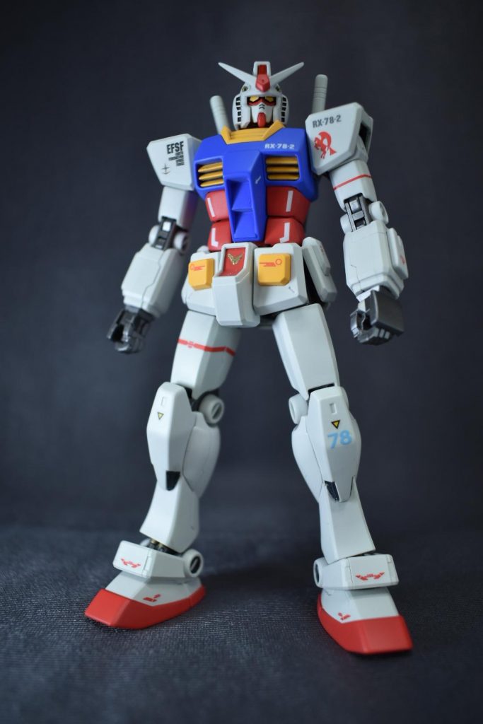 立ち姿今回もデカール多めに貼り、新旧織り交ぜたようなデザイン感にしています。太ももの赤ラインがセクシー感を強調しています。えっちだねぇ(個人的感想)